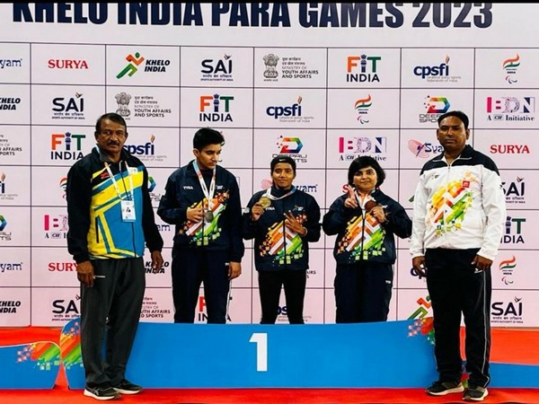 Jeetu Kanwar (right) posing with her medal. (Photo- SAI/MYAS)