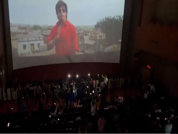 SRK fans watching 'Dunki' in theatres (Image Source: X)