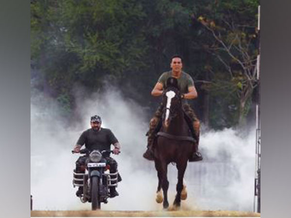 Akshay Kumar, Sanjay Dutt (Image Source: Instagram)