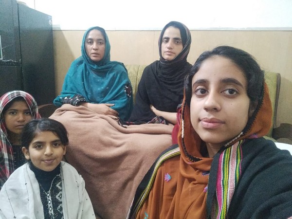 Islamabad police locks up Baloch women protesters in van (Source: X/@BYCislamabad)