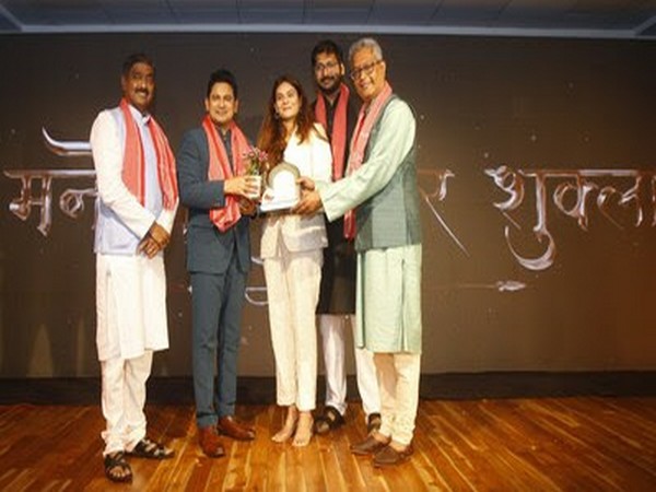 Felicitation-of-Manoj-Muntashir-Shukla-by-Bhat-family