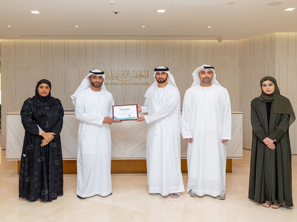 Moro Hub presents green certificate to General Secretariat of Dubai Executive Council (Photo/WAM)