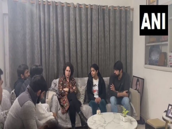 Congress leader Priyanka Gandhi meets with Sakshi Malik, Bajrang Punia (Photo/Priyanka Gandhi office
