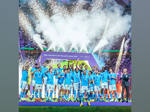 Manchester City with the trophy. (Photo- Manchester City Twitter)