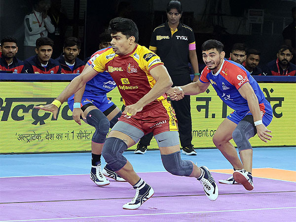 Pawan Sehrawat (centre) in action. (Photo- PKL)