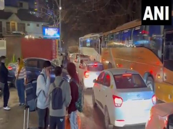 Traffic congestion and slow vehicular movement witnessed in Kasol ahead of Christmas. (Photo/ANI)