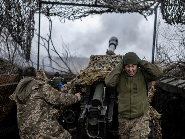 Ukrainian service members fire tank towards Russian troops near the front line town of Bakhmut (Photo Credit: Reuters)
