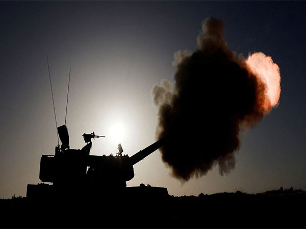 An Israeli military unit fires near the Gaza Strip border, in Israel (Photo/Reuters)