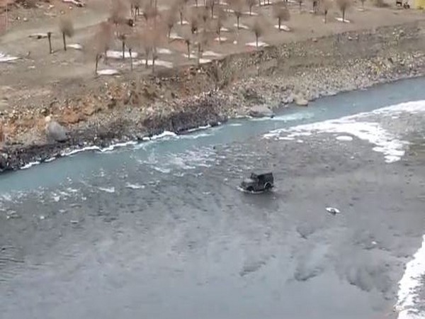 SUV crossing the river Chandra in District Lahaul Spiti. (Photo/ANI)