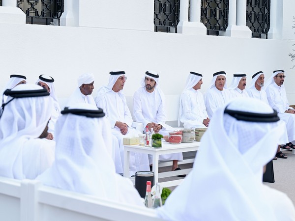 Hamdan bin Mohammed interacts with dignitaries (Photo/WAM)