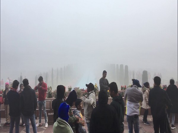 Tourists face difficulties seeing Taj Mahal amid dense layer of fog in Agra (Photo/ANI) 