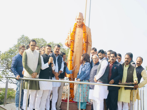 Congress leaders at statue of Dr Shankar Dayal Sharma (Photo/X)
