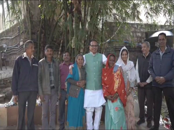 Former MP CM Chouhan meeting with staff (Photo/ANI)