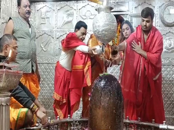 Madhya Pradesh Deputy CM Jagdish Devda offering prayer at Mahakal temple (Photo/ANI)   