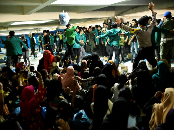 Visual of Indonesian students protesting against Rohingya refuges (Photo: Reuters)