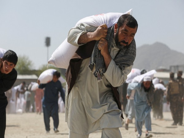 Afghanis collecting the Humanitarian aid being distributed in Kabul (File Photo/Reuters)