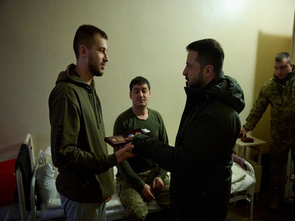 Ukraine President Volodymyr Zelenskyy visits a military hospital in the Donetsk region (Photo/X@ZelenskyyUa)