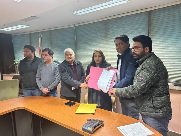 Delhi traders meet Mayor Shelly Oberoi (Photo/ANI)