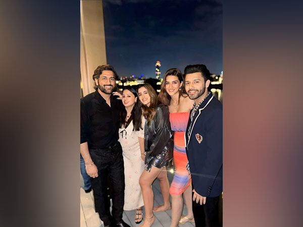 MS Dhoni, Sakshi Dhoni, Nupur Sanon, Kriti Sanon, Stebin Ben (Image Source: Instagram)