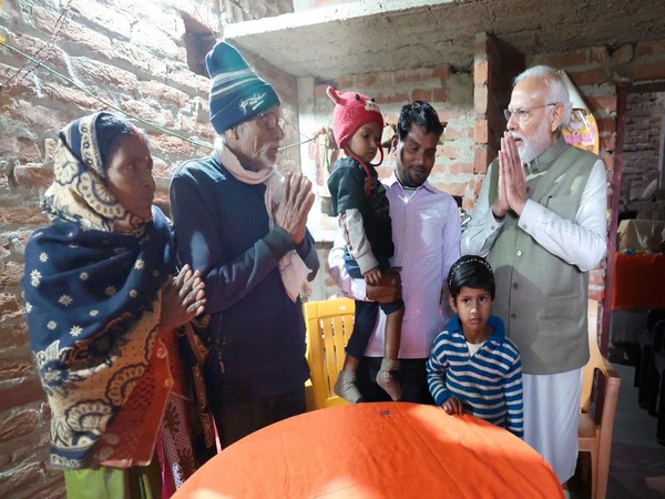 Prime Minister Narendra Modi at Mera Manjhi's house (Photo: X/@narendramodi)