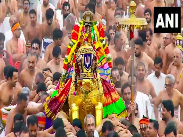 Devotees participate in Vedupari ritual at Srirangam temple in Trichy (Image/ANI)