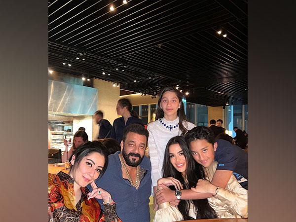 Actor Sanjay Dutt and his family (Image source: Instagram)