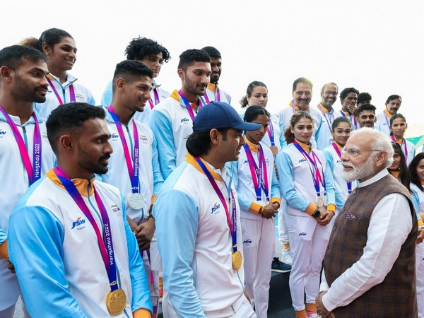 PM Modi meet with athletes (Photo: Narendra Modi/Twitter)