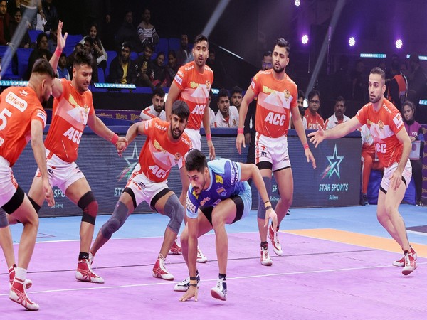 Gujarat Giants and Bengal Warriors in action during Pro Kabaddi League (Image: PKL)