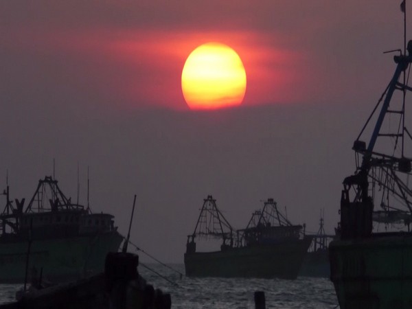 Tourists swarm to Kanyakumari to witness last sunset of 2023 (Image/ANI)