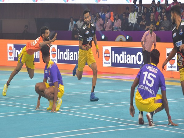 Mumbai Khiladis in action against Ultimate Kho Kho season 2 (Image: UKK)