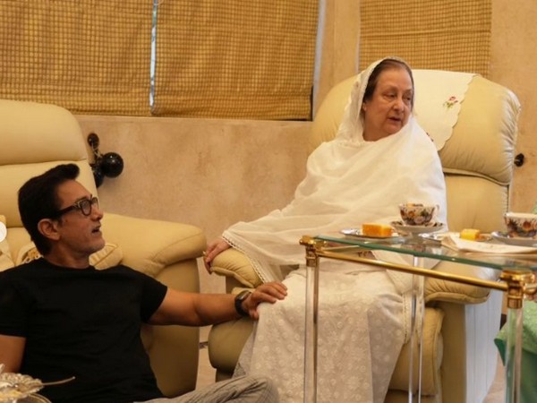 Aamir Khan with veteran actor Saira Banu (Image source: Instagram)