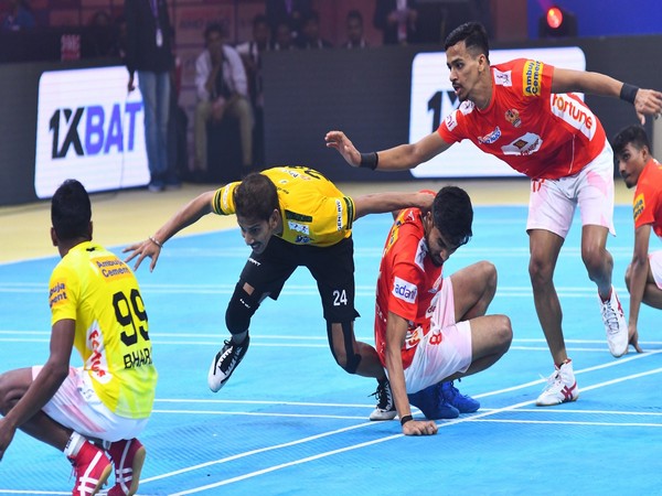Mumbai Khiladis and Gujarat Giants in action. (Photo- UKK)