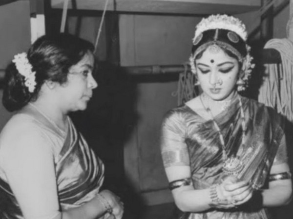 Hema Malini with mother Jaya Chakravarthy (Image source: Instagram)