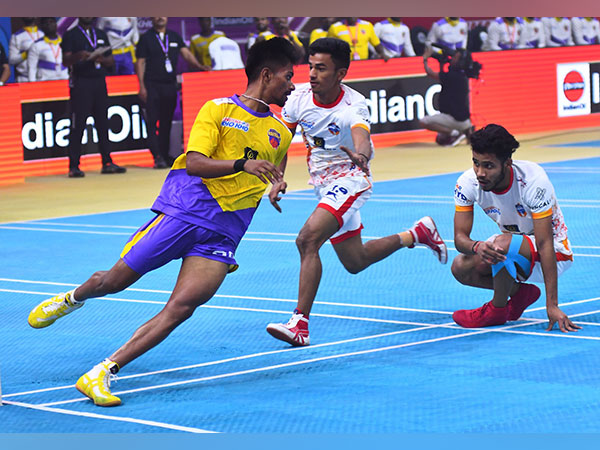 Telugu Yoddhas and Rajasthan Warriors in action during Ultimate Kho Kho season 2 (Image: UKK)