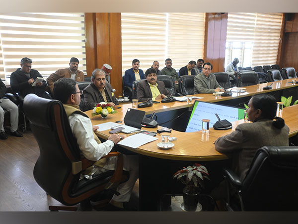 Uttarakhand CM Pushkar Singh Dhami holding a meeting (Photo/CMO)