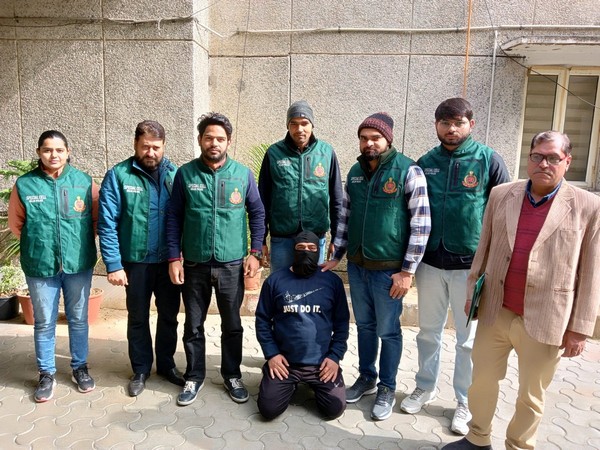 Delhi Police Special Cell personnel with the arrested robber. (Photo: Delhi police)