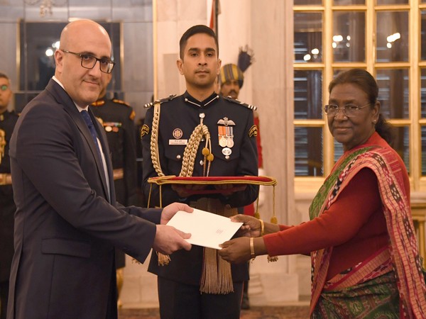 Envoys of five nations present credentials to President Droupadi Murmu (Source: Twitter/@rashtrapatibhvn)