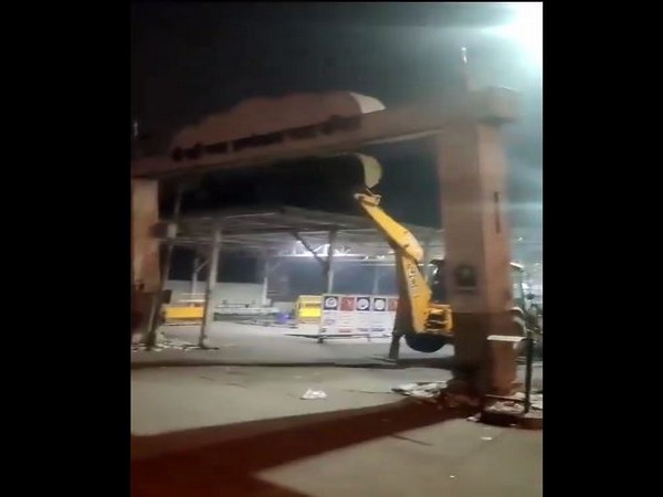 Jhandewalan Mandir brings down its gate (Photo/@LtGovDelhi)