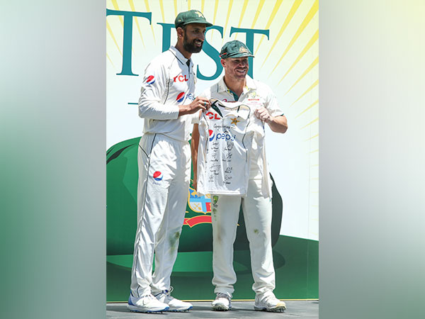 Shan Masood presents signed jersey to David Warner (Photo: Pakistan Cricket/ X)