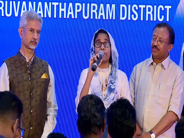 External Affairs Minister S Jaishankar and Shrestha Divyang Balika Award winner Fatima Anshi 