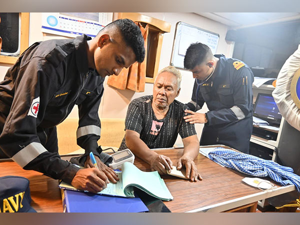 Indian Coast Guard undertakes medical evacuation of patient (Source: Twitter/@IndiaCoastGuard)