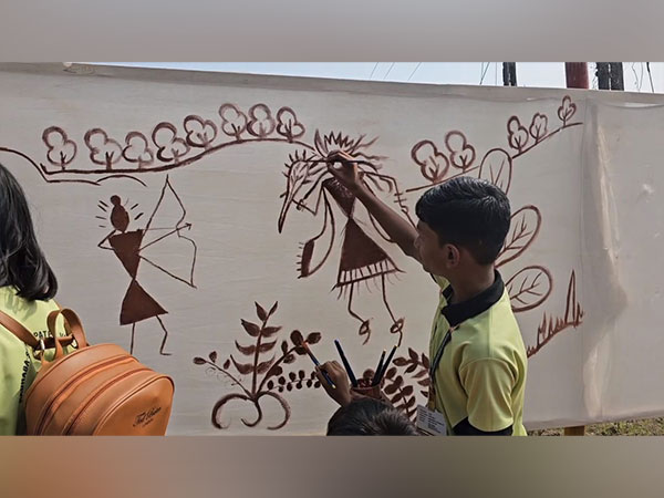 Students, artisans create 1,000 m Warli painting. (Image/ANI)