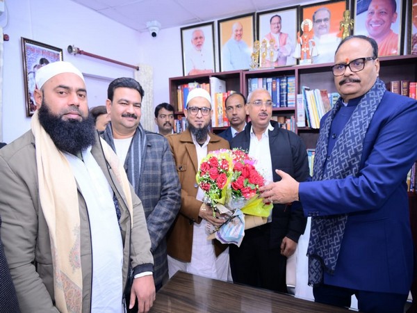 Leaders of Pasmanda community submit memorandum to Uttar Pradesh Deputy CM Brajesh Pathak (Photo/ANI)