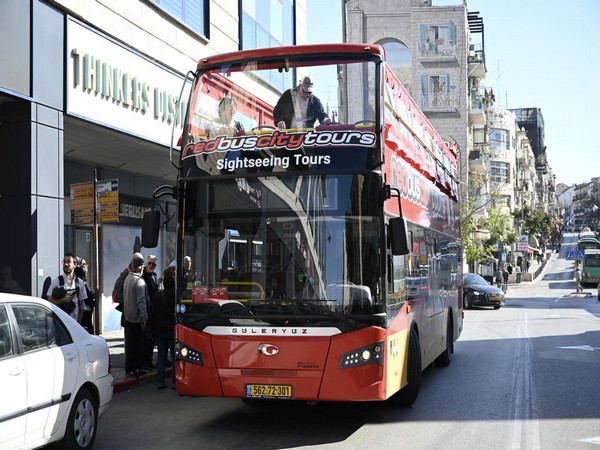 Tourists board a double decker sight-seeing bus (Photo/TPS)