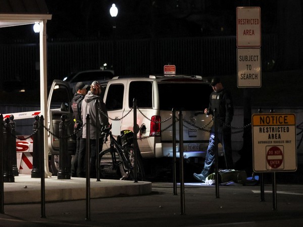 Members of the US Secret Service check site of a vehicle crash on a perimeter gate of the White House (Image Credit: Reuters)