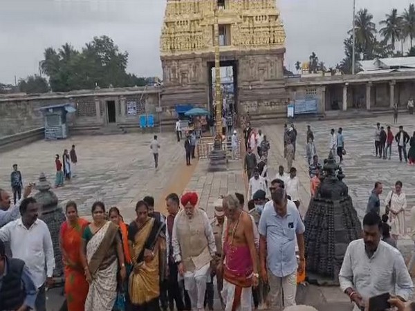 Hardeep Singh Puri pays visit to Chennakeshava temple (Photo/ANI)