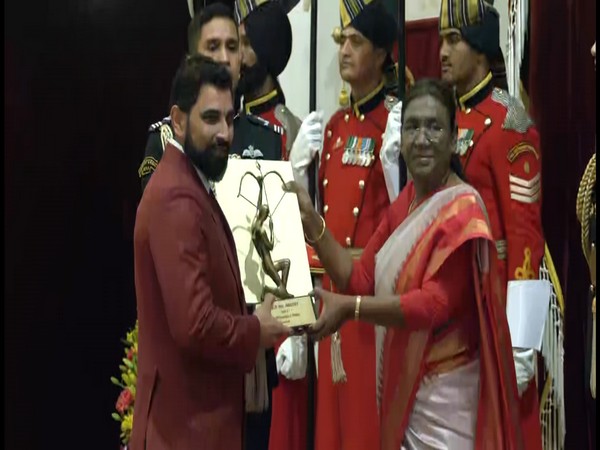 India cricketer Mohammed Shami recieving Arjuna Award (Photo: ANI)