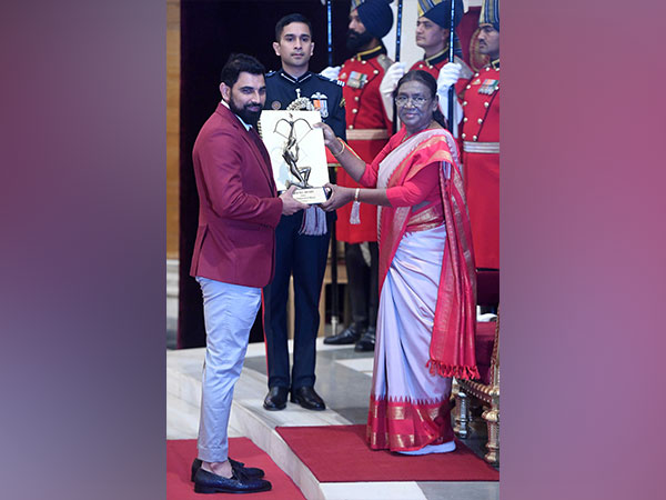 Mohammed Shami receiving Arjuna Award from President Murmu. (Photo- Droupadi Murmu Twitter)