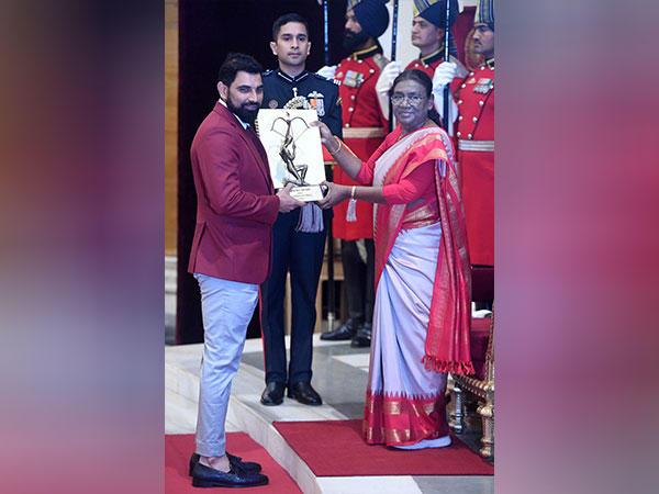 Mohammed Shami receiving the Arjuna Award from President Murmu. (Photo- Droupadi Murmu Twitter)