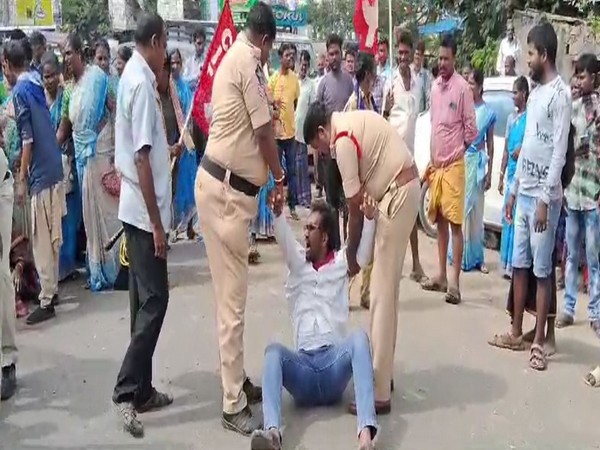 Left parties, Congress organise Jail Borough agitation in AP's Krishna in solidarity with striking Anganwadi workers (Photo/ANI)